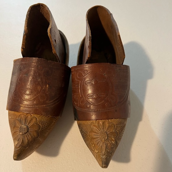 Antique hand-carved child size ‘sabots’ - Picture 1 of 9